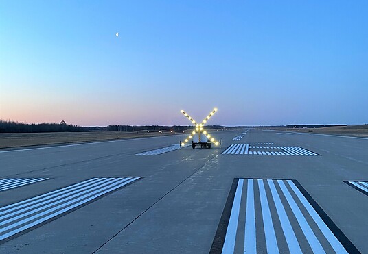 lighted X closure marker. Temporary runway closure marker.