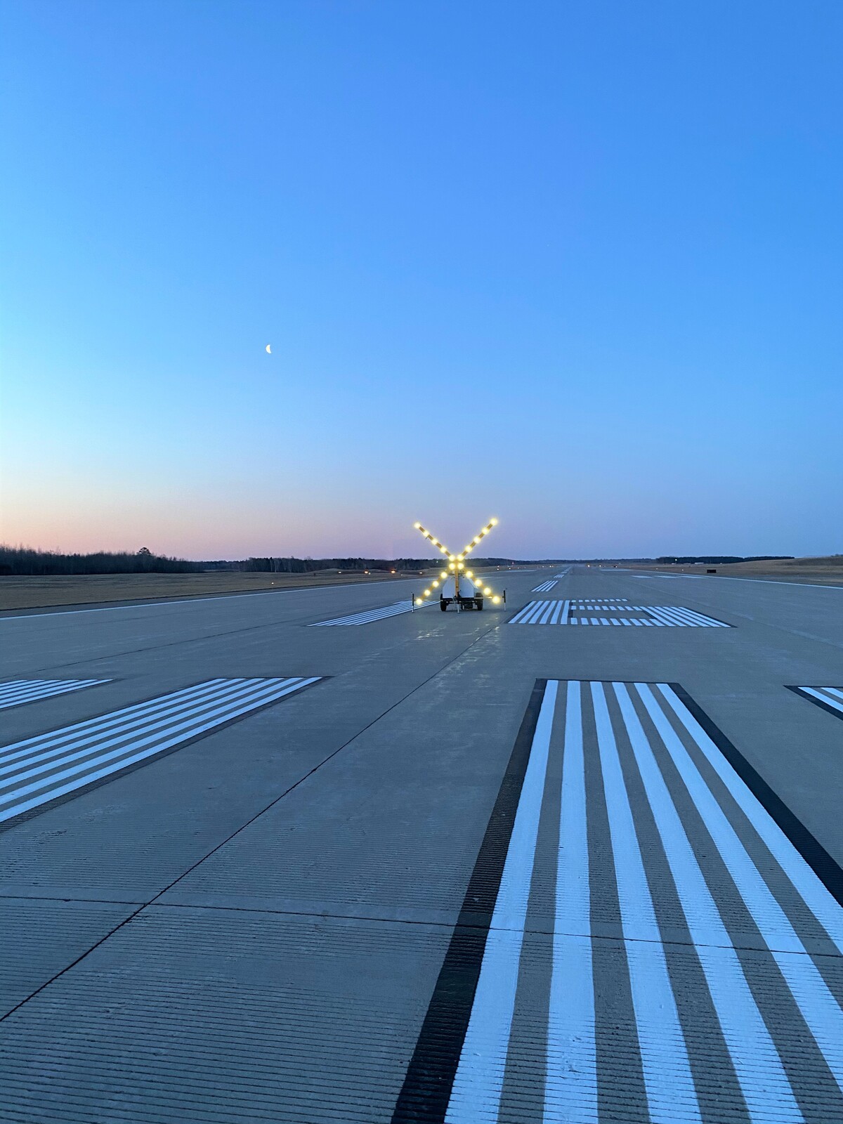 lighted X closure marker. Temporary runway closure marker.