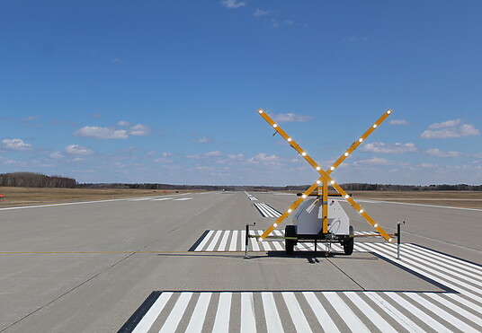 Lighted X runway closure marker. Temporary runway closure marker.